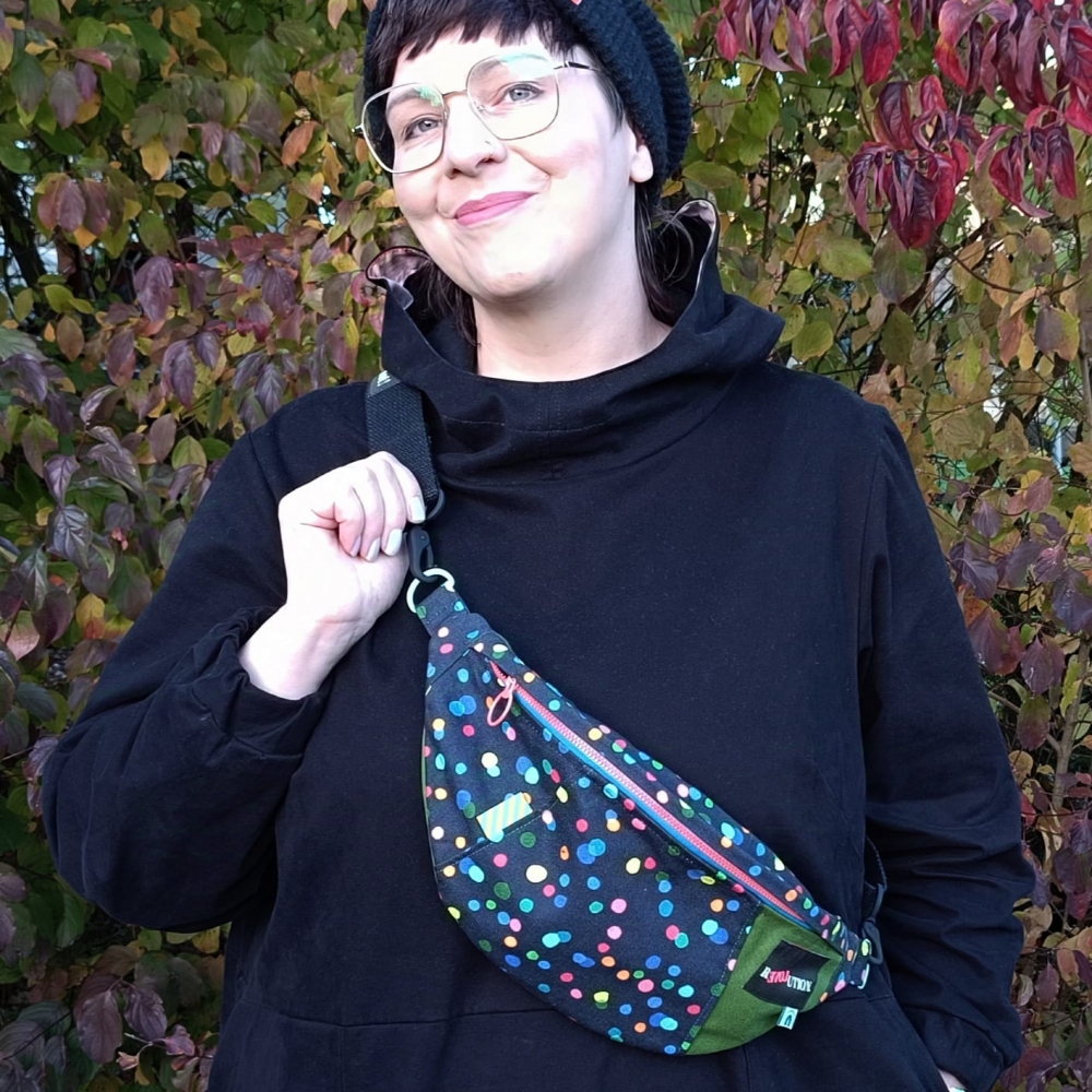 Bild 1 von Fancy Hipbag - geräumige Colorblock-Bauchtasche mit raffiniertem Innenleben
