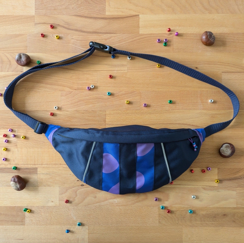 Bild 1 von Fancy Hipbag - geräumige Colorblock-Bauchtasche mit raffiniertem Innenleben