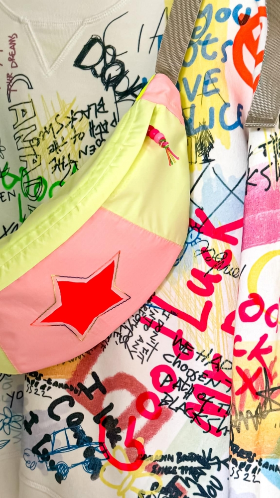 Bild 1 von Fancy Hipbag - geräumige Colorblock-Bauchtasche mit raffiniertem Innenleben