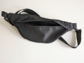 Bild 7 von Fancy Hipbag - geräumige Colorblock-Bauchtasche mit raffiniertem Innenleben