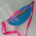 Bild 11 von Fancy Hipbag - geräumige Colorblock-Bauchtasche mit raffiniertem Innenleben