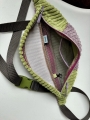 Bild 18 von Fancy Hipbag - geräumige Colorblock-Bauchtasche mit raffiniertem Innenleben