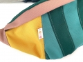 Bild 8 von Fancy Hipbag - geräumige Colorblock-Bauchtasche mit raffiniertem Innenleben