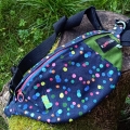 Bild 6 von Fancy Hipbag - geräumige Colorblock-Bauchtasche mit raffiniertem Innenleben